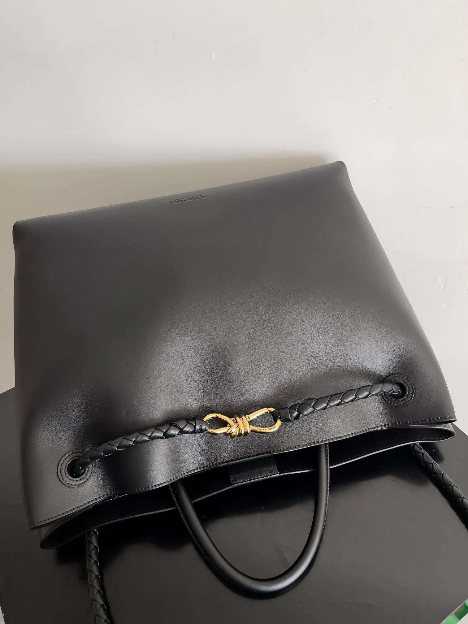 Batch 2960 BV The all-leather Andiamo is new, a very casual splayed buckle bag, which also means that its weight is very light, which greatly reduces our burden when going out for shopping. It can be carried cross-body, hand-held, or carried under the armpit. Taking into account the different backpacking habits of people, the simple design brings us more inspiration. Matched with various keychains and dolls, it will become the finishing touch in the outfit. Medieval style and modern style can also be perfectly blended🫧🫧 Style number: 806010 Size: 42*35*18cm